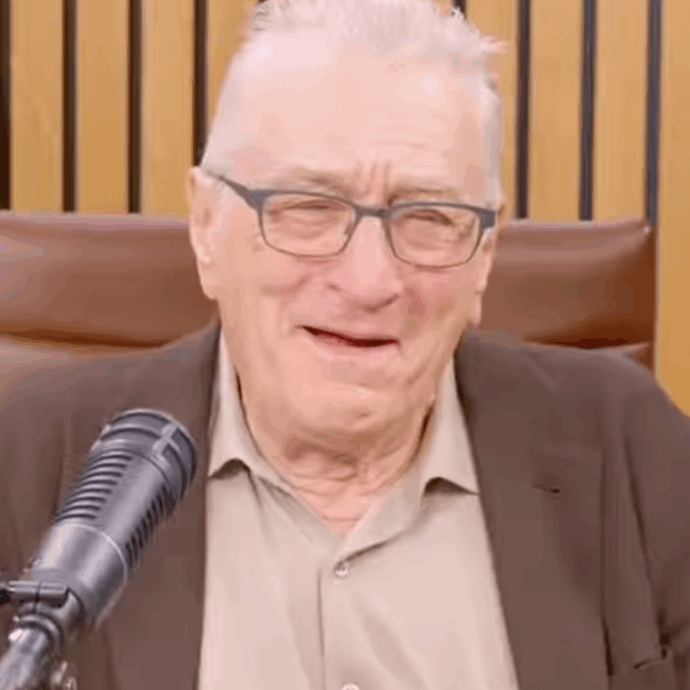 “Non posso credere di averti fatto piangere”: Robert De Niro scoppia in lacrime durante l’intervista, la conduttrice gli porge i fazzoletti per asciugarsi gli occhi
