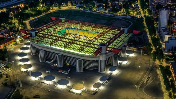 Lo stadio San Siro compie 100 anni, la sua storia: “Il monumento iconico di Milano, dopo il Duomo e la Scala” | L’estratto
