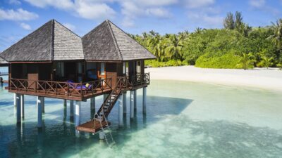 Copertina di Maldive in bassa stagione, perché l’autunno é il momento giusto per partire: dal “mare stellato” da ammirare di notte alle mante, cosa vedere tra settembre e novembre