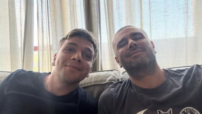 Copertina di Di Battista è stato dimesso dal Policlinico Gemelli. Il messaggio: “Sto molto meglio e finalmente sono a casa”