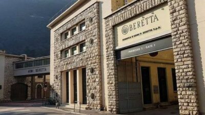 Copertina di Giorgia Meloni alla fabbrica di armi Beretta per festeggiare i 500 anni dalla fondazione: accolta da operai e vertici aziendali