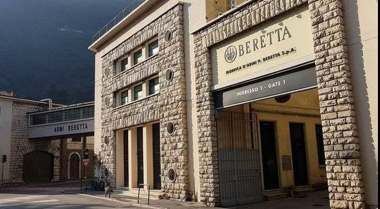 Giorgia Meloni alla fabbrica di armi Beretta per festeggiare i 500 anni dalla fondazione: accolta da operai e vertici aziendali