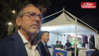 Copertina di Delmastro sfotte Ranucci: “Chi trova un Lavitola trova un tritolo”. E sulle chat con Caroccia: “Non temo nulla”