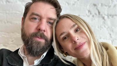 Copertina di “Vivo una relazione poliamorosa: io e il mio compagno ci raccontavamo gli appuntamenti. Finché frequentavo solo donne andava bene, poi con un uomo è arrivata la gelosia”: la storia di Hayley Folk