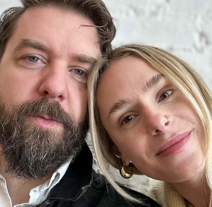 “Vivo una relazione poliamorosa: io e il mio compagno ci raccontavamo gli appuntamenti. Finché frequentavo solo donne andava bene, poi con un uomo è arrivata la gelosia”: la storia di Hayley Folk