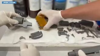 Copertina di Scoperto un laboratorio per realizzate “armi fantasma” realizzate con stampanti 3D: il video