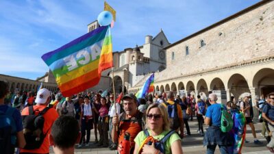 Copertina di Parte il Giro d’Italia anti-riarmo: la Lampada di Assisi in 149 città