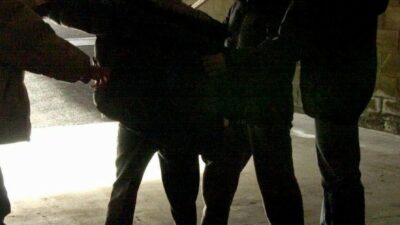 Copertina di Abusi e violenze su un undicenne, le violenze filmate e postate sui social: cinque minori indagati a Cagliari