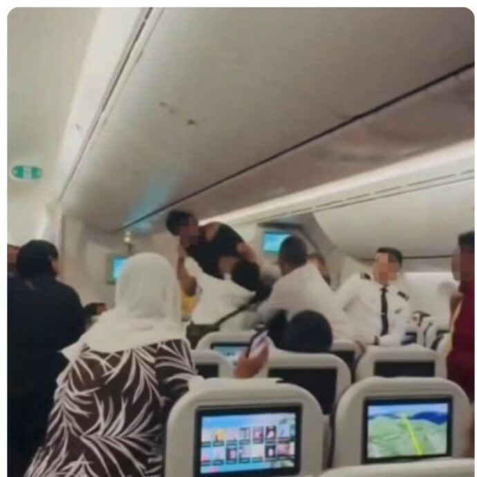 “Due passeggeri sono venuti alle mani”: rissa in aereo durante un volo. Agitazione tra anziani e bambini