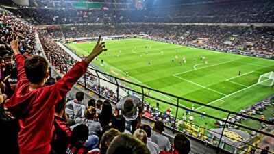 Copertina di San Siro compie cent’anni: invece di festeggiarlo, gli faranno la festa. Il piccone avrà la meglio e Milano perderà un pezzo di sé