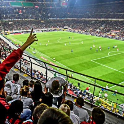 Copertina di San Siro compie cent’anni: invece di festeggiarlo, gli faranno la festa. Il piccone avrà la meglio e Milano perderà un pezzo di sé