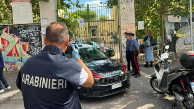 Copertina di Studente tredicenne spruzza spray urticante contro una professoressa e la accoltella