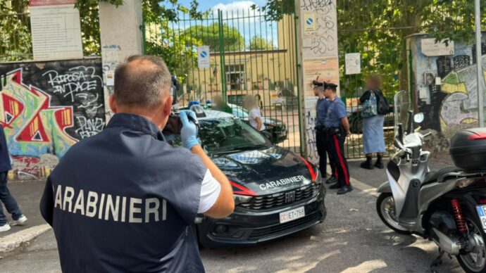 Studente tredicenne spruzza spray urticante contro una professoressa e la accoltella in una scuola a Roma