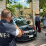 Copertina di Studente tredicenne spruzza spray urticante contro una professoressa e la accoltella in una scuola a Roma