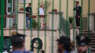 Copertina di La prof accoltellata a Roma: “Voglio bene al 13enne che mi ha colpito, mi spiace per lui”. A salvarla uno studente del Congo: “Ma io resto a favore della remigrazione”
