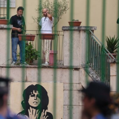 Copertina di Roma, 13enne accoltella la prof. Lei: “Gli voglio bene, mi dispiace per lui”. A salvarla uno studente del Congo: “Ma io resto a favore della remigrazione”