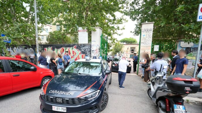 Copertina di Tredicenne spruzza spray urticante contro una professoressa e la accoltella. Gli studenti: "La odiava perché aveva avuto un'insufficienza"