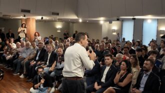 Copertina di Vannacci rilancia i rastrellamenti al convegno dei poliziotti. Ma il sindacato delle divise frena: “Termine militare, non si usa in città”