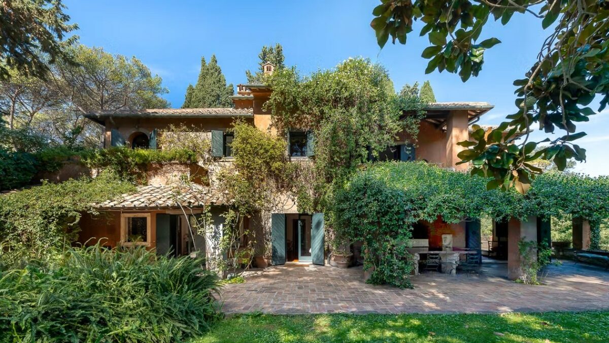 “700 metri quadri con anche una grotta, una biblioteca e un mosaico antico. Il prezzo? Tra i 15 e i 20 milioni di euro”: torna in vendita la villa di Sophia Loren a Roma