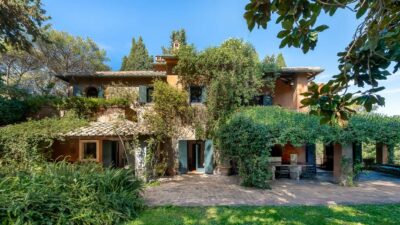 Copertina di “700 metri quadri con anche una grotta, una biblioteca e un mosaico antico. Il prezzo? Tra i 15 e i 20 milioni di euro”: torna in vendita la villa di Sophia Loren a Roma
