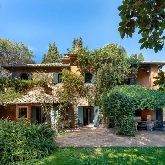 “700 metri quadri con anche una grotta, una biblioteca e un mosaico antico. Il prezzo? Tra i 15 e i 20 milioni di euro”: torna in vendita la villa di Sophia Loren a Roma