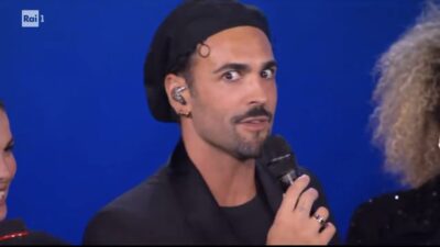 Copertina di “Ho fatto un tour in un momento molto difficile della mia vita. Impossibile replicare quei numeri, quindi da oggi faremo tutto sbagliato. Sto tramando”: Marco Mengoni misterioso ai Byd Music Awards