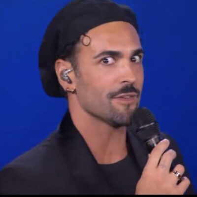 Copertina di “Ho fatto un tour in un momento molto difficile della mia vita. Impossibile replicare quei numeri, quindi da oggi faremo tutto sbagliato. Sto tramando”: Marco Mengoni misterioso ai Byd Music Awards