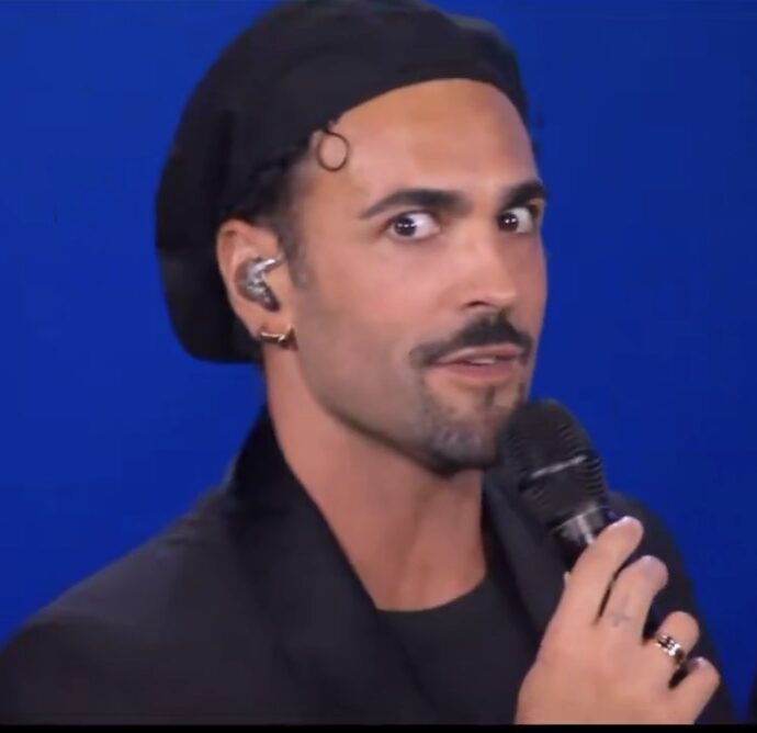 “Ho fatto un tour in un momento molto difficile della mia vita. Impossibile replicare quei numeri, quindi da oggi faremo tutto sbagliato. Sto tramando”: Marco Mengoni misterioso ai Byd Music Awards