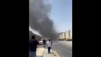 Copertina di Arabia Saudita, una colonna di fumo nero si alza dall’aeroporto di Riad