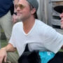 Copertina di “Il cane che recita con me? Più bravo di George Clooney e Matt Damon”: Brad Pitt alla première di Heart of the Beast – VIDEO