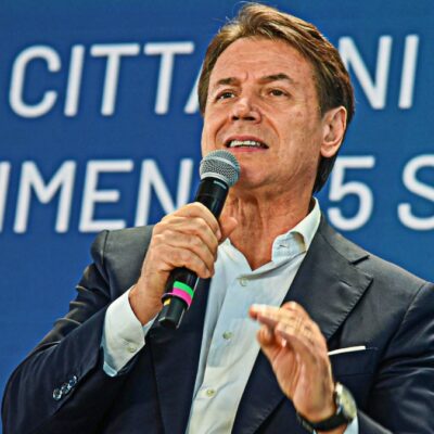Copertina di M5s, Conte a Nova: “È emerso un mandato chiaro, no all’economia di guerra, no al riarmo”. La base compatta: "Basta alimentare i conflitti, i giovani vogliono altro" | il vox