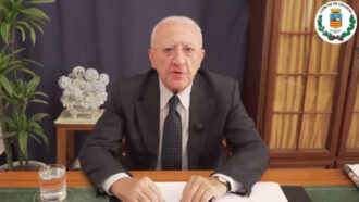 De Luca: "Bonelli? Salice piangente portaseccia. Conte? Luciferino. Pd? Dirigenti da totale imbecillità politica"