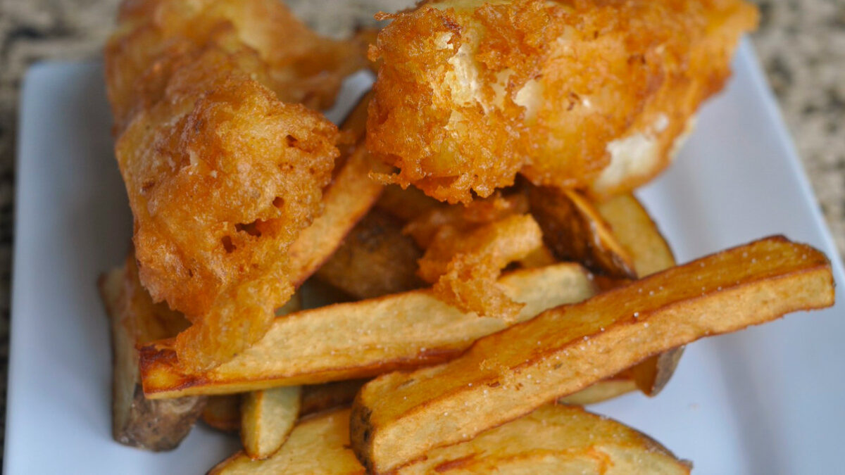 “Dentro il negozio si arriva a 50 gradi e non entra nessuno”: la grande crisi del fish and chips, tra prezzi alle stelle e giovani che non lo mangiano più