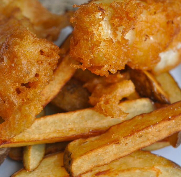 “Dentro il negozio si arriva a 50 gradi e non entra nessuno”: la grande crisi del fish and chips, tra prezzi alle stelle e giovani che non lo mangiano più