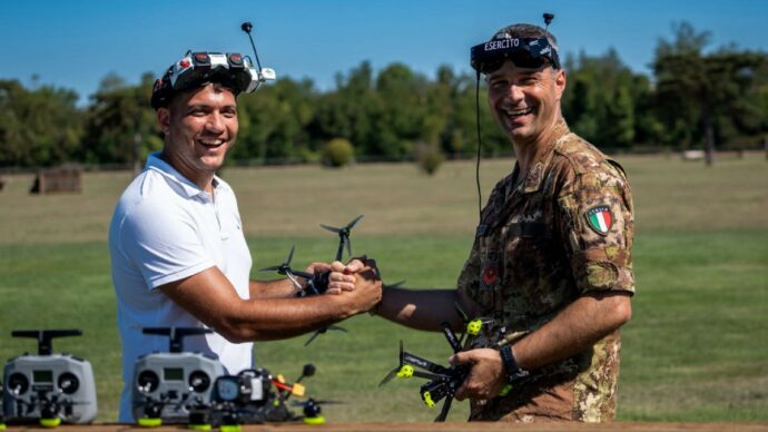 L’“operazione simpatia” e droni: esercito a caccia di nuovi piloti