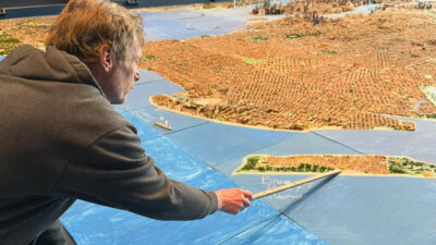 Copertina di Vent’anni di lavoro con il legno di balsa per costruire una New York in miniatura: la storia di Joe Macken, il camionista del Queens che ha iniziato quasi per caso e ora espone la sua opera in un museo