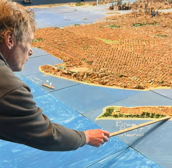 Vent’anni di lavoro con il legno di balsa per costruire una New York in miniatura: la storia di Joe Macken, il camionista del Queens che ha iniziato quasi per caso e ora espone la sua opera in un museo