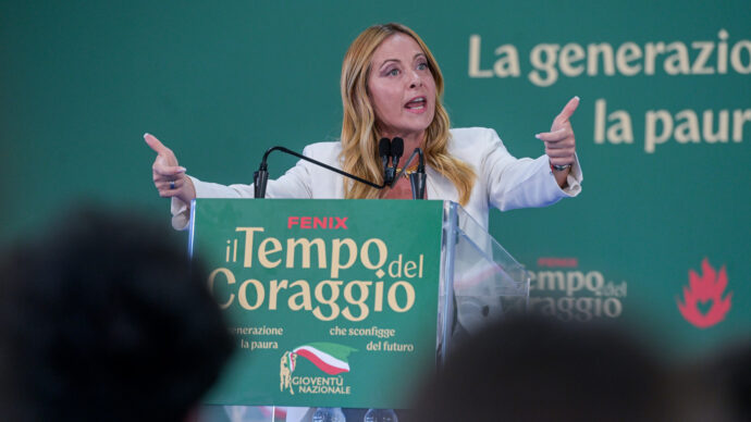 Meloni insegue Vannacci: “A breve una legge per il tetto di stranieri nelle classi. Divieto di velo integrale a scuola”