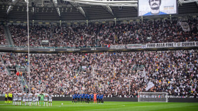 Copertina di La curva della Juventus si volta di spalle durante il minuto di raccoglimento per Sandro Mazzola. La Russa: “La mamma dei cretini è sempre incinta”