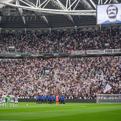 Copertina di La curva della Juventus si volta di spalle durante il minuto di raccoglimento per Sandro Mazzola. La Russa: “La mamma dei cretini è sempre incinta”