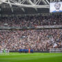 Copertina di La curva della Juventus si volta di spalle durante il minuto di raccoglimento per Sandro Mazzola. La Russa: “La mamma dei cretini è sempre incinta”