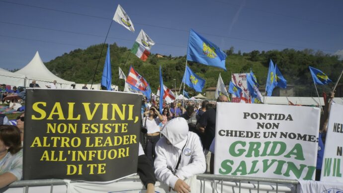 Pontida, Salvini convoca il congresso straordinario dopo le critiche dei dissidenti del Nord. Romeo non esclude una guida alternativa per la Lega