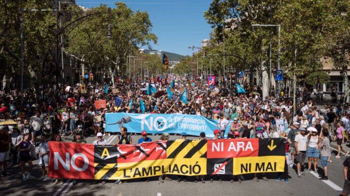 Barcellona, in migliaia in corteo contro l’ampliamento dell’aeroporto su un’area protetta: “Vogliamo spazi verdi davvero”