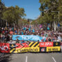 Copertina di Barcellona, in migliaia in corteo contro l’ampliamento dell’aeroporto su un’area protetta: “Vogliamo spazi verdi davvero”