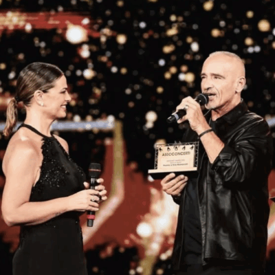 Copertina di “Tanti hanno pregato per me per la mia operazione, ma dobbiamo pregare per i bambini sotto le macerie. Dimentichiamo chi soffre per la guerra”: così Eros Ramazzotti a Byd Music Awards