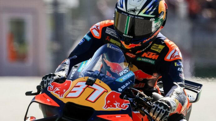 MotoGp, in Austria arriva il primo trionfo di Acosta. Le Aprilia davanti a Marquez, che pasticcia e finisce 5° | Ordine d’arrivo e nuova classifica