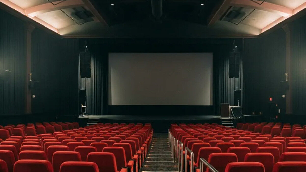 “È la cosa più assurda che abbia mai visto al cinema”: usa il telefono durante il film, un altro spettatore gli chiede di spegnerlo e poi gli spruzza addosso uno spray al peperoncino