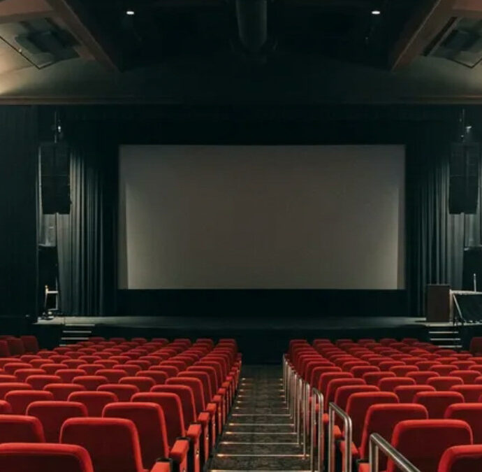 “È la cosa più assurda che abbia mai visto al cinema”: usa il telefono durante il film, un altro spettatore gli chiede di spegnerlo e poi gli spruzza addosso uno spray al peperoncino