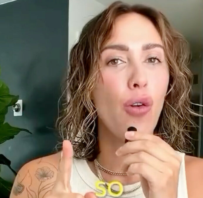 “Io e mio marito avevamo una relazione platonica e dopo cinque anni e due figli ho fatto coming out. Ora viviamo tutti insieme: io, il mio ex, la mia compagna e i nostri tre bambini”: la storia di Linda Fruits