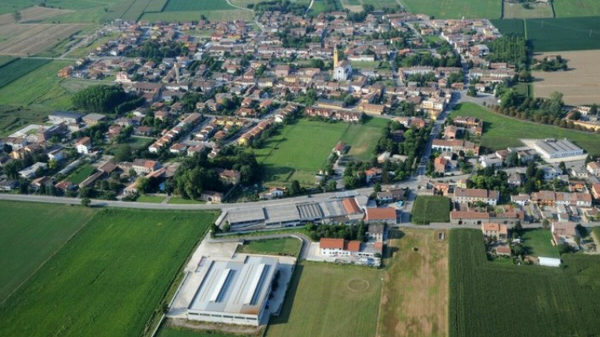 Sposo finisce con l’auto in un fossato mentre sta andando all’altare: quattro invitati al pronto soccorso, lui illeso arriva in tempo per la cerimonia
